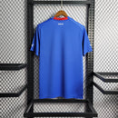 "Camisa Islândia Home I 2022/23 Puma masculina azul com detalhes em branco e vermelho, gola careca, mangas curtas e tecido leve respirável para torcedores"