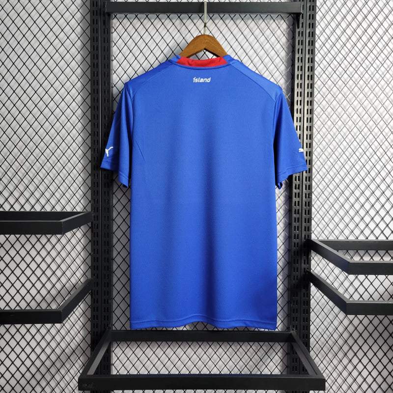 "Camisa Islândia Home I 2022/23 Puma masculina azul com detalhes em branco e vermelho, gola careca, mangas curtas e tecido leve respirável para torcedores"
