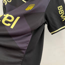 Camisa Peñarol Away II 2023/24 Torcedor Masculina Preta, uniforme uruguaio Puma, escudo bordado, tradição carbonera, conforto e estilo para torcedores"
