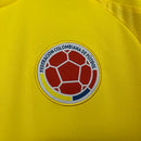 Camisa Colômbia Home 2024/25 Masculina para torcedor, amarela com detalhes em azul e vermelho, modelo oficial da seleção colombiana, ideal para fãs da Colômbia"
