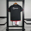 Kit Infantil São Paulo Away III 2023/24 Adidas, camisa preta com detalhes em vermelho e branco, shorts e meias combinando, uniforme oficial para torcedores mirins do São Paulo FC