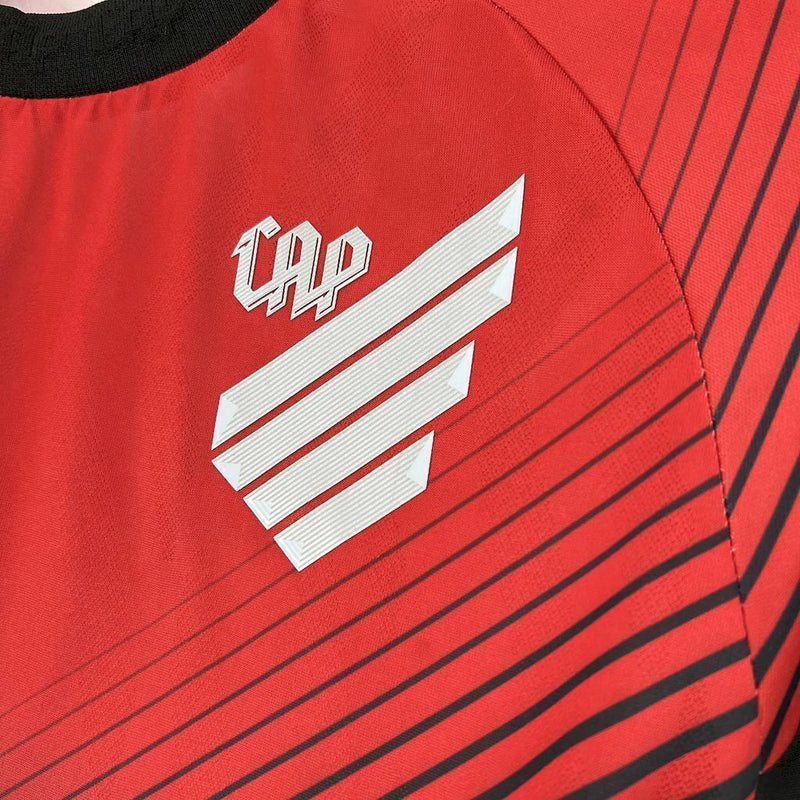 Camisa Athletico Paranaense Home (1) 2025/26 Umbro Torcedor Masculina com escudo oficial bordado e logo Umbro estampado, modelo clássico em vermelho e preto do clube paranaense.