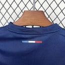 "Kit Infantil PSG Home (1) 2025/26 Nike oficial, camisa azul com detalhes em vermelho e branco, escudo do Paris Saint-Germain em destaque, shorts combinando, uniforme completo para crianças de 3 a 13 anos"