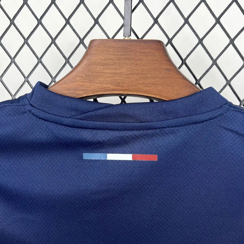 "Kit Infantil PSG Home (1) 2025/26 Nike oficial, camisa azul com detalhes em vermelho e branco, escudo do Paris Saint-Germain em destaque, shorts combinando, uniforme completo para crianças de 3 a 13 anos"