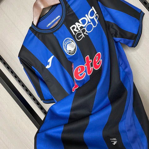 Camisa Atalanta Home I 2024/25 Torcedor Masculina azul e preta, com listras verticais tradicionais, escudo bordado e gola reforçada, simbolizando a força e a elegância da Atalanta BC.
