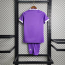 Kit Infantil Real Madrid Retrô 2017/18 Adidas Roxa oficial, camisa roxa com escudo do Real Madrid em destaque, shorts e meias combinando, uniforme completo para crianças de 3 a 13 anos"