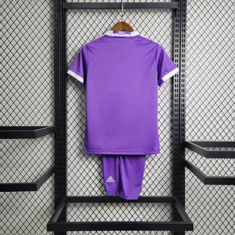 Kit Infantil Real Madrid Retrô 2017/18 Adidas Roxa oficial, camisa roxa com escudo do Real Madrid em destaque, shorts e meias combinando, uniforme completo para crianças de 3 a 13 anos"