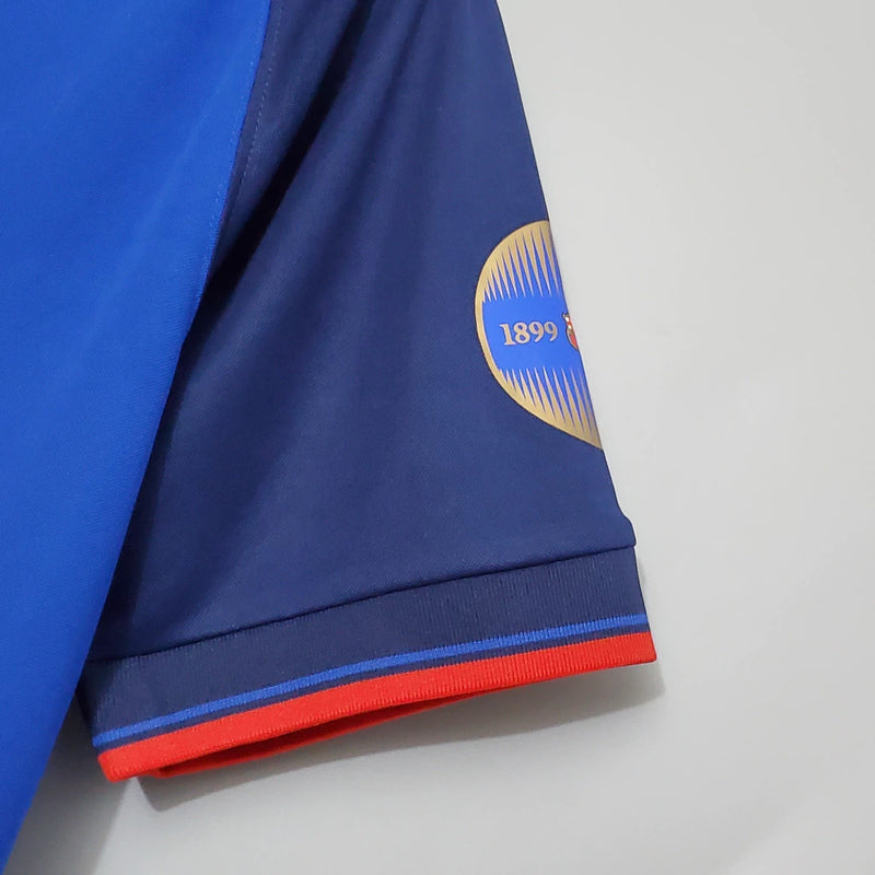 "Camisa retrô Barcelona 1999 Nike edição centenário, detalhe no logo Nike e tecido premium azul e grená, ideal para colecionadores e apaixonados pelo clube
