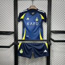 "Kit Infantil Al-Nassr Away II 2024/25 Adidas oficial, camisa azul com detalhes em amarelo, escudo do Al-Nassr em destaque, shorts combinando, uniforme completo para crianças de 3 a 13 anos"
