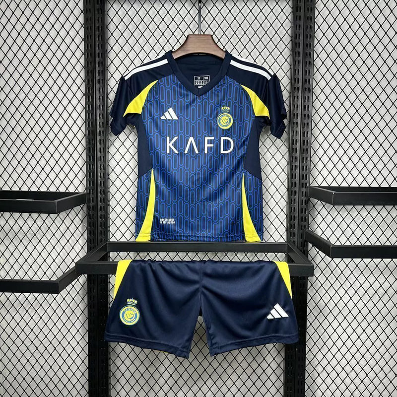 "Kit Infantil Al-Nassr Away II 2024/25 Adidas oficial, camisa azul com detalhes em amarelo, escudo do Al-Nassr em destaque, shorts combinando, uniforme completo para crianças de 3 a 13 anos"
