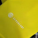 Camisa Escócia 150 Anos Adidas masculina na cor amarela, com detalhes em azul e branco, gola em V, mangas curtas e tecido respirável, edição comemorativa de 150 anos da seleção escocesa, ideal para torcedores"