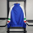 Corta-Vento Itália Edição ICON 2023/24 Adidas Masculino, azul vibrante, com escudo da seleção italiana e logo Adidas em destaque, zíper frontal completo e bolsos funcionais, ideal para torcedores e uso casual.”