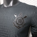 Camisa-Corinthians+Blackout-2023-Nike-vista-frontal-modelo-masculino-cor-preta-preto-memphis-depay-yuri-alberto-timao