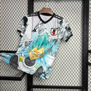 Camisa Japão Vegeta God 2024/25 Adidas Torcedor Masculina branca, uniforme conceitual inspirado no personagem Vegeta God do anime Dragon Ball, design exclusivo com tecnologia AEROREADY, confortável e estiloso, ideal para torcedores, colecionadores e fãs de anime.