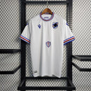 Camisa Sampdoria Away II 2022/23 Torcedor Masculina Branca com faixas azul, vermelha e preta no peito, escudo bordado e design clássico do clube italiano