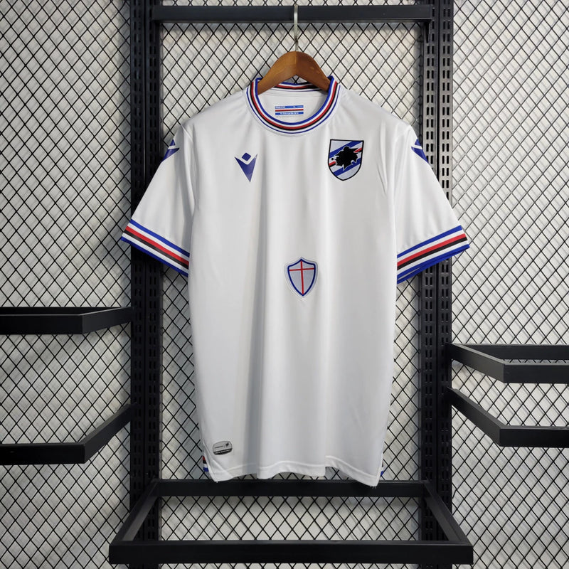 Camisa Sampdoria Away II 2022/23 Torcedor Masculina Branca com faixas azul, vermelha e preta no peito, escudo bordado e design clássico do clube italiano