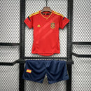 Kit Infantil Retrô Espanha 2012 Adidas – uniforme clássico com camisa e shorts, ideal para jovens torcedores, tecido leve e confortável, escudo da Espanha e logo Adidas em destaque