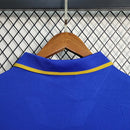 Camisa Itália Home I 1996/97 Nike Retrô masculina, azul, com escudo da seleção italiana no peito e logo Nike, feita em tecido leve e confortável, modelo retrô com caimento solto e tradicional, ideal para colecionadores e fãs de futebol histórico.”