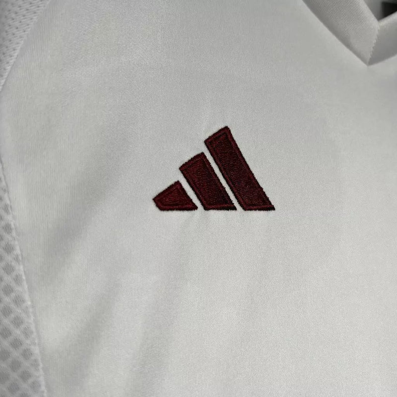 Kit Infantil Aston Villa Away II 2024/25 Adidas com camisa, short e meia, uniforme infantil azul e roxo, tecido leve AEROREADY, ideal para jogos, treinos e jovens torcedores."
