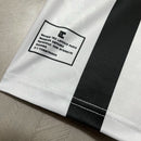 Camisa retrô Corinthians Suvinil 1990 Penalty masculina, cor branca com listras pretas horizontais e verticais, escudo bordado no peito e gola polo com detalhes da marca Penalty.