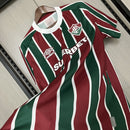 
Camisa Fluminense Home 2025/26 Umbro Torcedor Masculina tricolor com listras verticais em verde, grená e branco, escudo bordado no peito e design moderno da temporada 2025/26