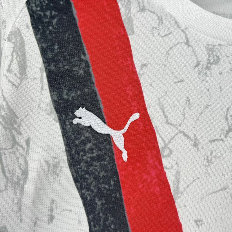 Camisa Manchester City 2025/26 Torcedor Masculina na cor branca, com escudo oficial bordado no peito e detalhes em azul celeste, modelo da temporada