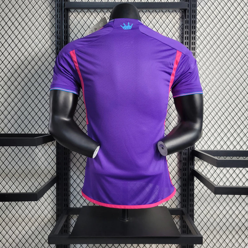Camisa Charlotte FC Away II 2023/24 Adidas Jogador Masculina Roxa, versão player issue, MLS, escudo em silicone, tecnologia HEAT.RDY, Waze Mix"