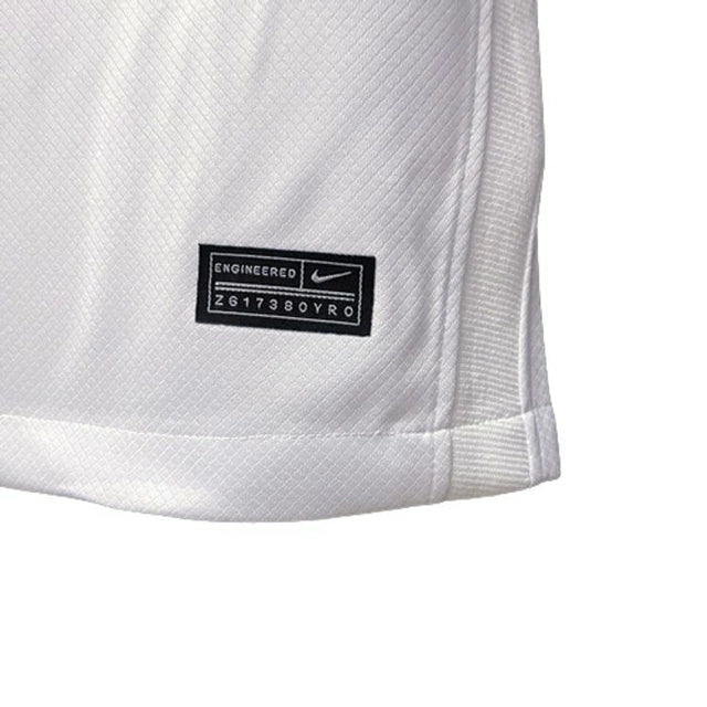 "Camisa Finlândia Home I 2022/23 Nike masculina branca com cruz azul e detalhes dourados, gola redonda e mangas curtas, modelo torcedor em tecido leve e respirável para fãs da seleção finlandesa"