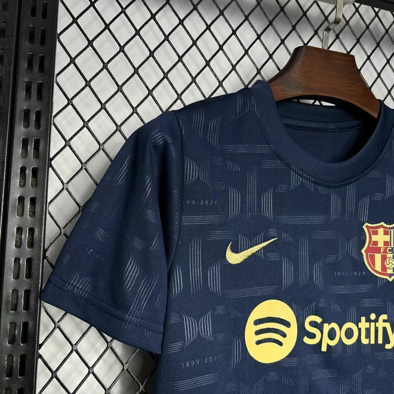 Kit Infantil Barcelona 125 anos 2024/25 Nike oficial, camisa azul e grená com escudo do FC Barcelona em destaque, shorts e meias combinando, uniforme completo para crianças de 3 a 14 anos"