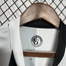 Camisa Corinthians third 2024/25 Nike feminina branca com detalhes pretos, modelo torcedora com escudo do Corinthians estampado no peito