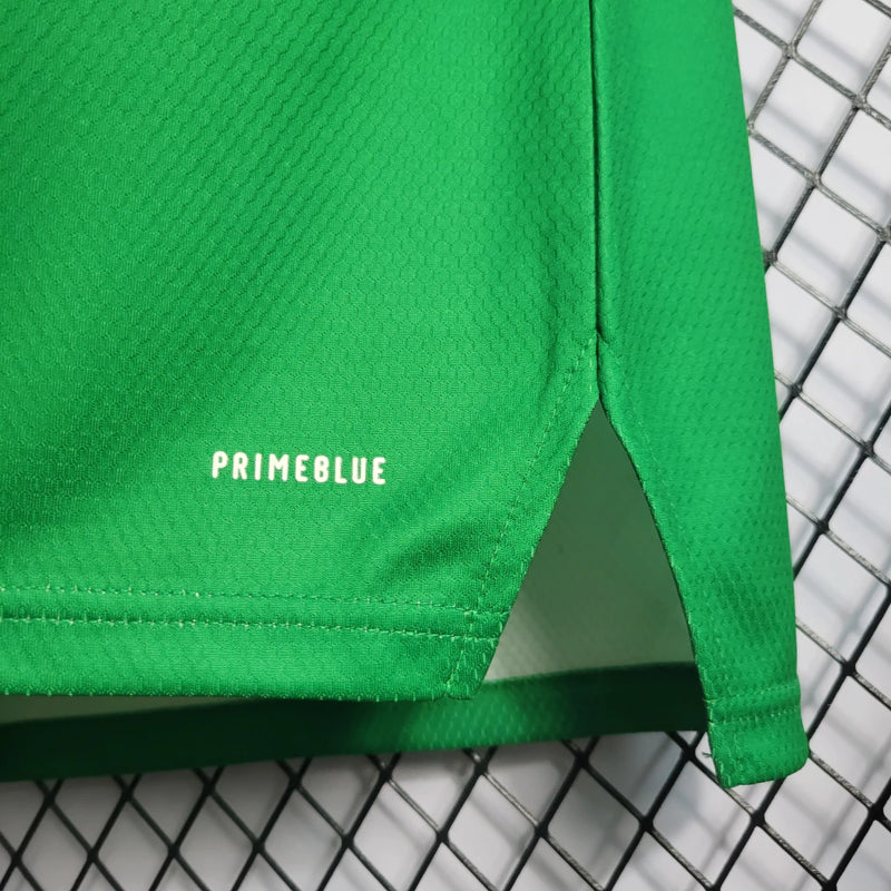 Camisa Irlanda do Norte Home I 2022/23 Adidas feminina verde com detalhes em branco e azul, gola careca, mangas curtas e modelagem ajustada ao corpo em tecido leve respirável"