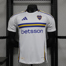 Camisa Boca Juniors Away (2) 2024/25 Adidas Jogador Masculina branca com detalhes em azul e amarelo, escudo do clube em silicone e logo Adidas estampado, versão oficial de jogo.