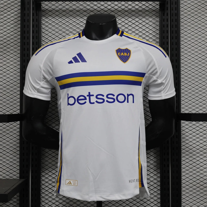 Camisa Boca Juniors Away (2) 2024/25 Adidas Jogador Masculina branca com detalhes em azul e amarelo, escudo do clube em silicone e logo Adidas estampado, versão oficial de jogo.