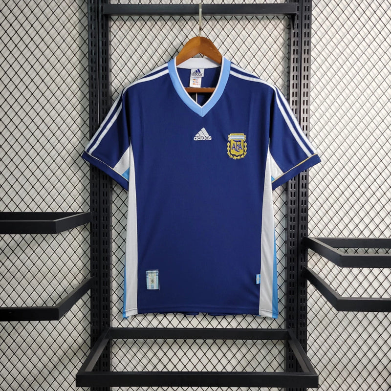 "Camisa Argentina Away II 1998/99 Adidas Retrô Masculina, poliéster leve, gola clássica, listras Adidas e cores tradicionais da seleção argentina, ideal para colecionadores e torcedores de futebol.