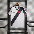 Camisa Vasco Away II 1997/98 Kappa Retrô Masculina, listras pretas e brancas, escudo do Vasco bordado no peito, gola redonda, tecido leve e respirável, ideal para torcedores e colecionadores.