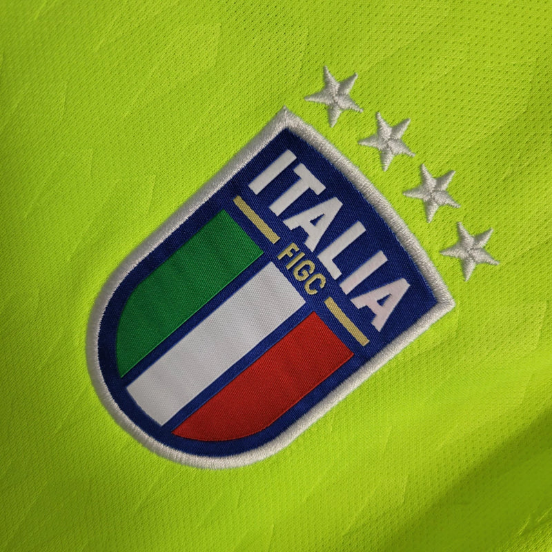 “Camisa Itália Goleiro 2023/24 Adidas Torcedor masculina, verde, com escudo da seleção italiana no peito, detalhes modernos da temporada e três listras Adidas nos ombros, feita em tecido leve e respirável, ideal para torcer com conforto e estilo