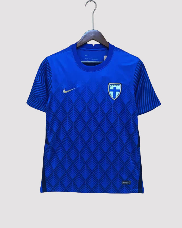 Camisa Finlândia Away II 2022/23 Nike masculina azul marinho com detalhes brancos e dourados, gola redonda e mangas curtas, modelo torcedor em tecido respirável para fãs da seleção finlandesa"