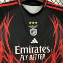 Kit Infantil Benfica 2025/26 Adidas - Design moderno em vermelho e preto com tecido de secagem rápida, conforto e estilo para pequenos fãs de futebol