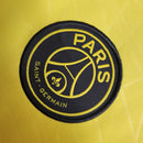 Camisa PSG Pré-Jogo 2023/24 Jordan Torcedor Masculina Amarela, design vibrante e moderno com tecido leve e confortável para torcedores do Paris Saint-Germain.”