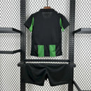 Kit Infantil RC Lens Away II 2025/26 Puma, camisa e shorts oficiais em vermelho e amarelo, disponível para crianças de 3-4 a 12-13 anos, confortável e ideal para pequenos torcedores."