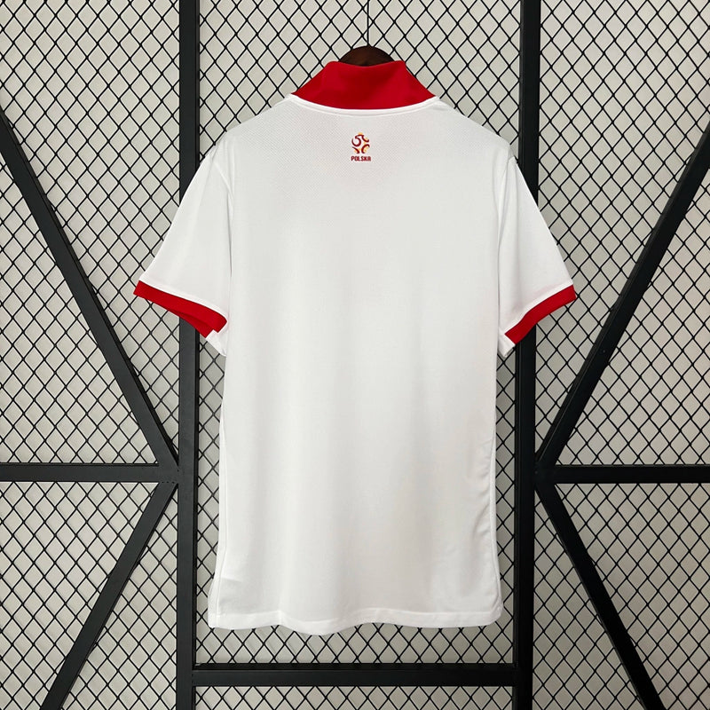Camisa Polônia Home I 2024/25 Nike Torcedor Masculina, branca, com escudo da seleção polonesa e logo Nike em destaque, feita em tecido leve e respirável, modelo masculino com caimento confortável, ideal para jogos e uso casual.”