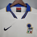 Camisa Itália Away II 1996/97 Nike Retrô masculina, branca, com escudo da seleção italiana no peito e logo Nike, feita em tecido leve e confortável, modelo retrô com caimento solto e tradicional, ideal para colecionadores e fãs de futebol histórico.”
