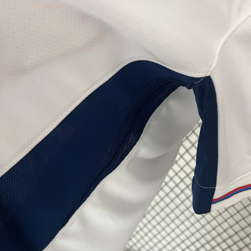 “Camisa Inglaterra Home I 2024/25 Nike masculina, branca, com escudo da seleção inglesa no peito, linhas elegantes e detalhes clássicos, tecido leve e respirável com tecnologia Dri-FIT, ideal para treinos, jogos e torcer pelo time com conforto e estilo.”
