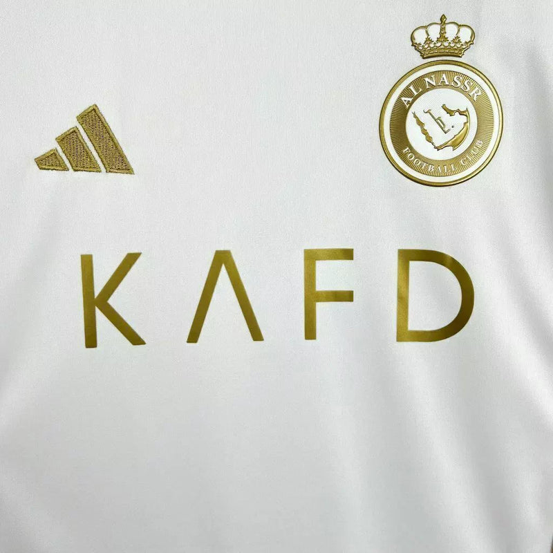 Kit Infantil Al-Nassr Third III 2024/25 Adidas – uniforme com camisa e short inspirados em Cristiano Ronaldo, design moderno, tecido leve e confortável para crianças torcedoras do clube saudita."