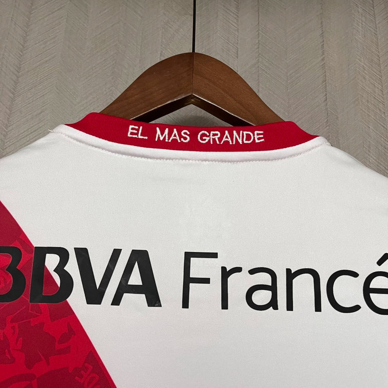Camisa River Plate Home I 2013/14 Adidas Retrô Masculina Manga Longa Branca com faixa diagonal vermelha, uniforme clássico do River Plate argentino, modelo retrô colecionável disponível na Wazemix."