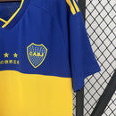Camisa Boca Juniors 'Del Hincha' 2023/24 Adidas Torcedor Masculina azul e amarela, edição especial com escudo bordado e tecnologia AEROREADY"