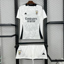 Kit Infantil Benfica Treino 2025/26 Adidas branco com escudo estampado e shorts combinando – uniforme oficial de treino para crianças