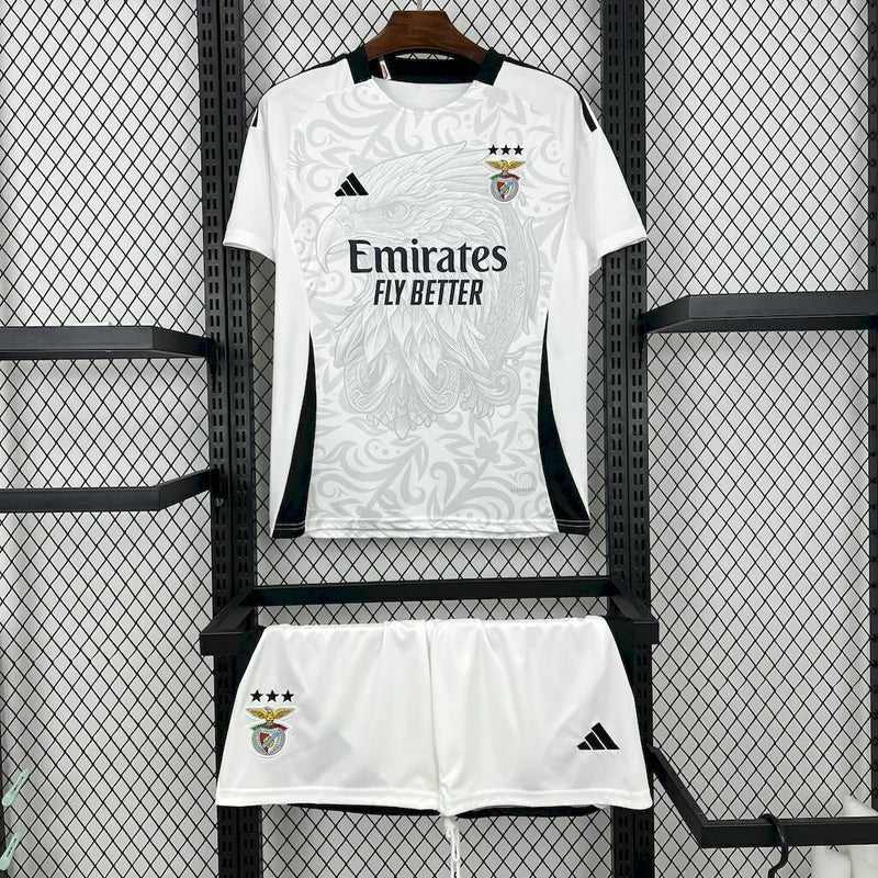 Kit Infantil Benfica Treino 2025/26 Adidas branco com escudo estampado e shorts combinando – uniforme oficial de treino para crianças