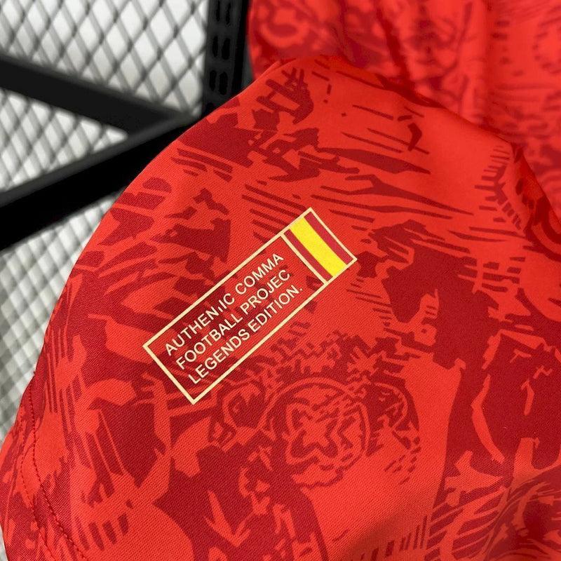 Imagem da camisa Espanha Los tiros 2025 comma football torcedor masculina modelo vermelho com detalhes dourados escudo bordado e design inspirado na seleção espanhola 