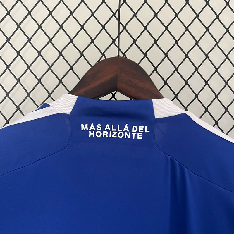Camisa Universidad de Chile Home I 2024/25 masculina azul, uniforme de torcedor Adidas com escudo bordado, tecnologia Aeroready para conforto e respirabilidade, ideal para fãs do La U, coleção 2024/25, estilo clássico, camisa de futebol sul-americana, presente para torcedor, camisa de torcida masculina."